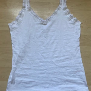 Vitt linne - Säljer detta sjukt fina, sköna och söta v-ringade linne! Aldrig använt endast testat eftersom att linnet inte passade mig. Köpt i Barcelona för ca 1 månad sen. Skriv till mig om intresse eller om frågor!💓