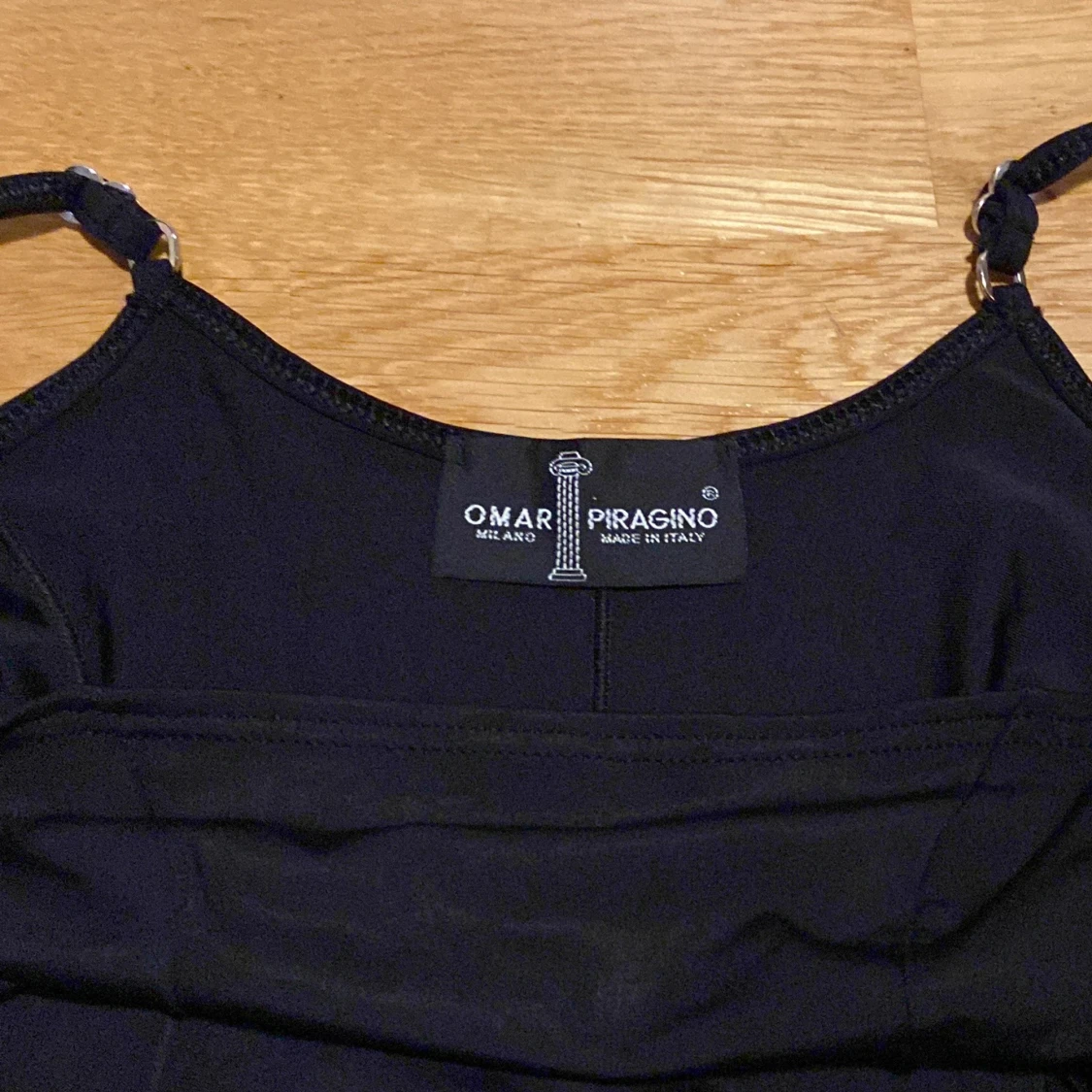 Svart festklänning från med Omar Piragino - 91