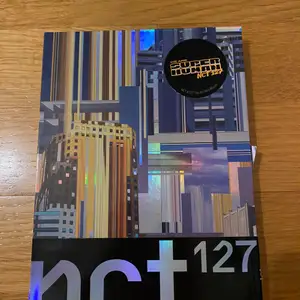 Säljer mitt superhuman album från NCT 127. Albumet är i riktigt bra skick! Kontakta mig angående frågor samt fler foton om vad albumet innehåller.