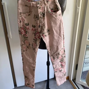Blommiga jeans stl s - Helt nya jeans aldrig använda  Stl s Från Cat & co 
