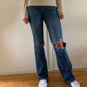 Snygga bootcut jeans från Zara! Använda men i bra skick❤️