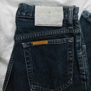 Momjeans liknande jeans köpta från humana! Står ingen storlek men skulle gissa på smal. Skriv för frågor eller fler bilder🐟