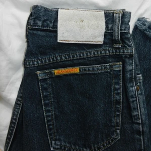 Vintage jeans - Momjeans liknande jeans köpta från humana! Står ingen storlek men skulle gissa på smal. Skriv för frågor eller fler bilder🐟