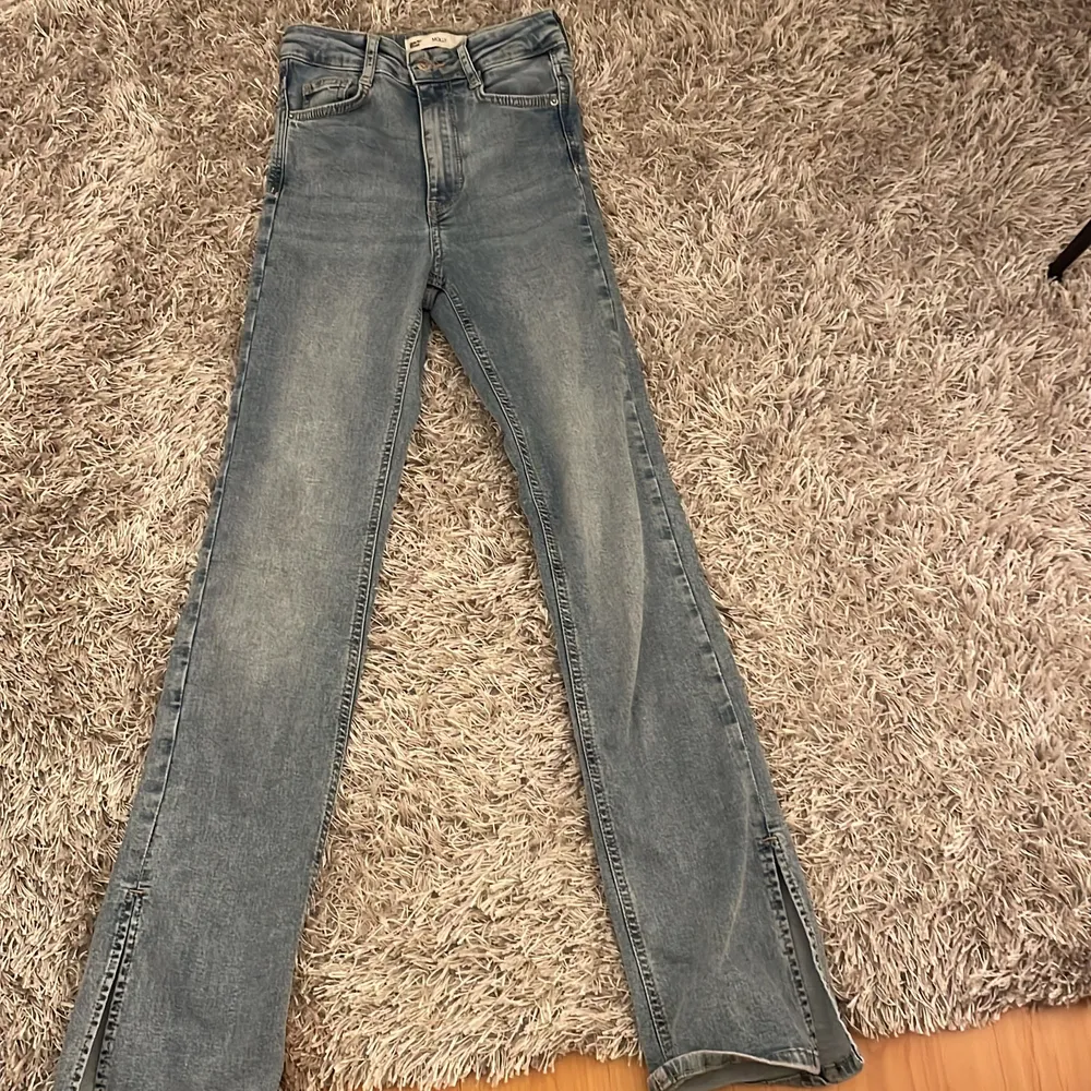 Säljer mina fina slit jeans från ginatricot pga att dom är för små. Köptes i januari och har använts några gnr men är i bra skick. Skriv privat till mig om ni är intresserade💕 köparen står för frakten. Jeans & Byxor.