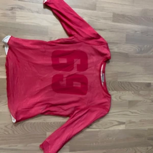 Rolig tröja y2k  - Trekvartsärmad tröja med tryck på ”69”.