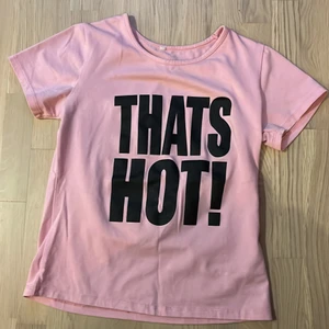 Thats hot Paris Hilton t-shirt y2k SÄLLSYNT - En gammal favorit som inte används längre. I fint begagnat skick. 