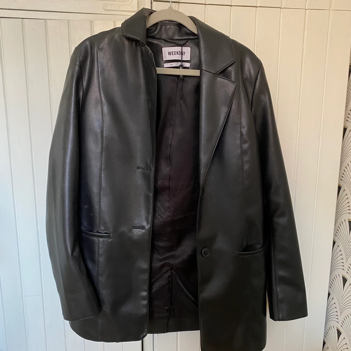 jacka i fejkläder från weekday