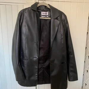 jacka i fejkläder från weekday  - jacka i fejkläder från weekday! bra skick