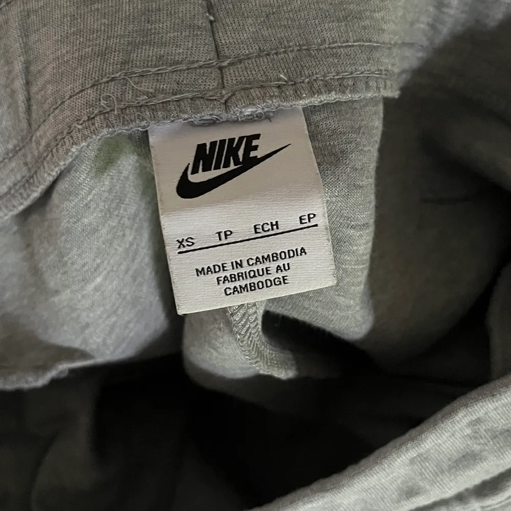 Nike tech byxor i storlek xs. Mycket bra skick. Köpta från Nike.com. Skriv för mer bilder! Skick 9/10.  Nypris: 999kr.  Jag säljer för: 350:). Jeans & Byxor.