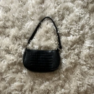 Väska - Säljer min väska från Gina då jag har för många väskor inga tecken på att jag andvändigt den super snygg och passar till allt kontakt mig på Plick vid frågor eller mer bilder💞