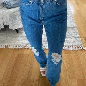 Na-kd X Emma Ellingsen jeans - Blå tvättade jens från kollektionen Emmma Ellingsen X NA-KD strl 38 🤍