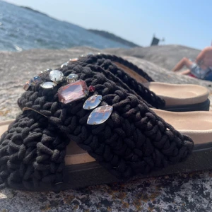 Säljer dessa fina inuikii tofflor  - Lägger ut igen då jag råka radera min föra annons❤️ Säljer dessa fina inuikii tofflor i fint använt skick storlek 40 passar mig som har 38-39 då de är små i storlek❤️ kom med förslag på pris 