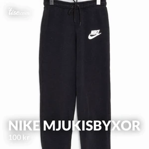 Nike mjukisbyxor - Säljer mina mjukisbyxor från märket Nike  Använd några gånger  Strl XS