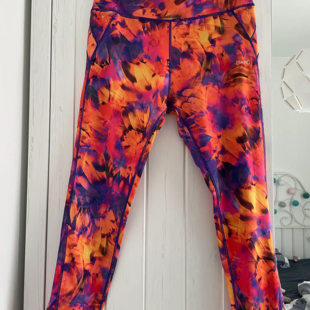 colorful leggings from USA Pro. small pocket at the back waist. elasticsted waistline.. Muu.