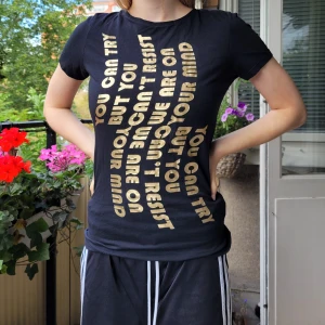 Svart topp Tshirt Tryck - Svart topp m tryck i guld. Mycket fin  Tight modell. Zara collection stlM. Obetydligt använd.. Nyskick!