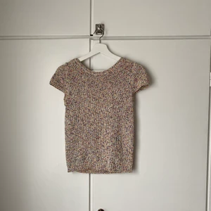 Virkad topp  - Snygg virkad top från Zara med öppen rygg.  Inköpt för 300kr