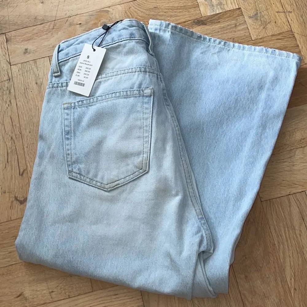 Fina jeans  i storlek S är nästan helt nya men har en liten fläck på bakre benet och är lite  förstora för mig 💙. Jeans & Byxor.
