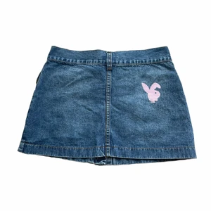 Y2k Playboy miniskirt - !-50%!Söt vintage 00s jeanskjol med broderad ljusrosa playboy kanin på baksidan! I perfekt skick! MÅTT// Midja-80cm Längd-33cm Jag är 170cm lång!💋