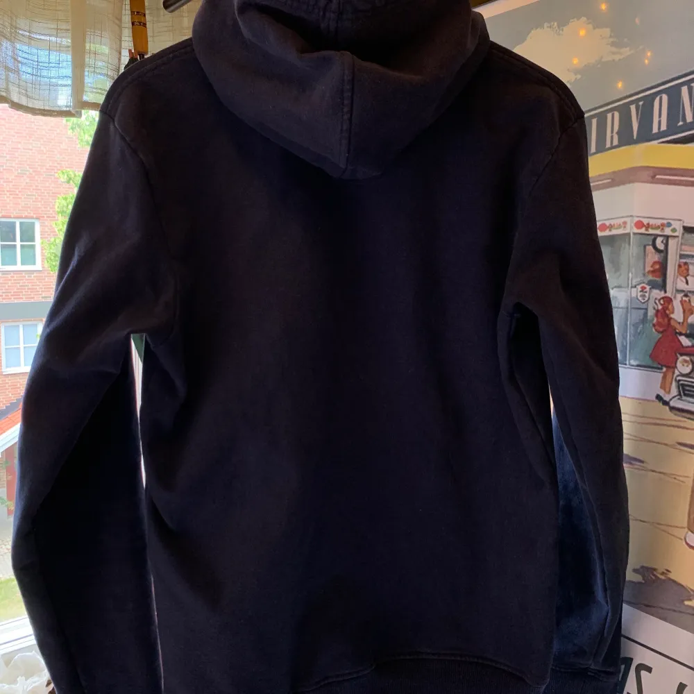 Säljer en herr Patagonia hoodie i storlek S. Bra i storleken, varken liten eller stor i storleken.  Använd, så den är aningen uttvättad för en mera vintage look, annars i bra skick.  Nypris cirka 1000.. Hoodies.