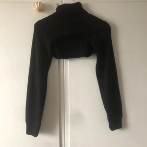 Hm croppad polotröja (trendig) - Använd 1 gång. Nytt skick. 