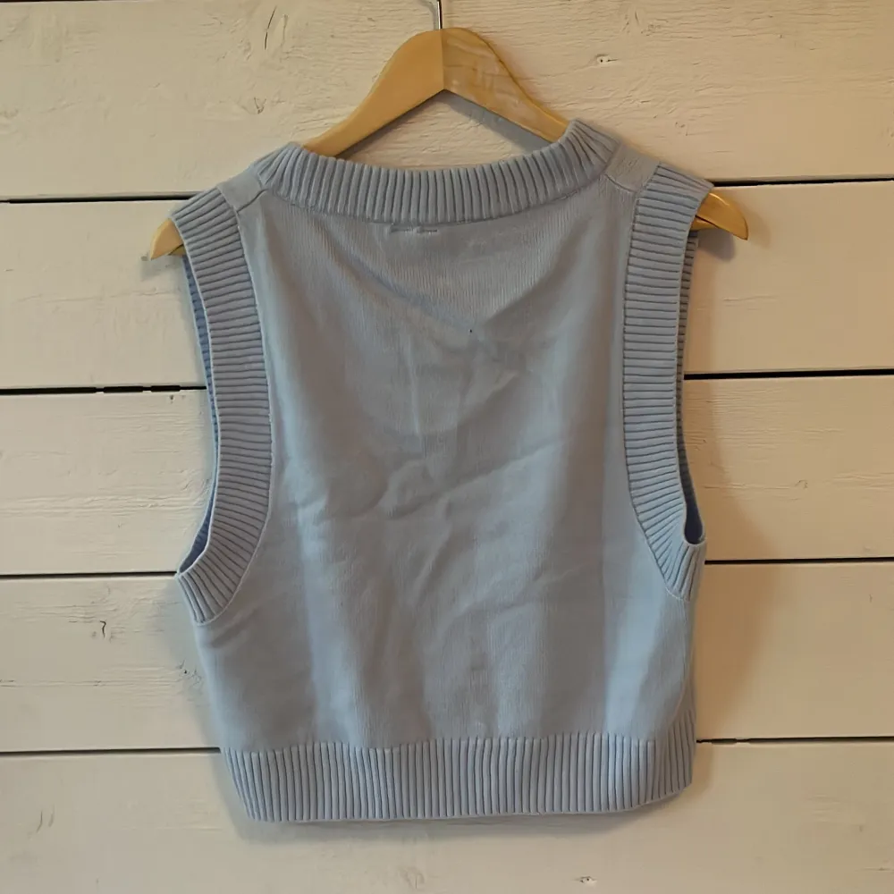 Söt vest med en späckhuggare på. Väldigt pastel och kawaii. Endast använd en gång. Kan mötas upp. Står XXS men är väääldigt oversize så mellan XXS-S . Stickat.