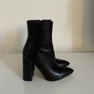 Boots med klack - Säljer mina fina klackskor/boots från PrettyLittleThing i storlek 37! Använd endast en gång!Säljer pga för stora🤍 köparen står för frakten!