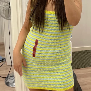 Virkad klänning  - Från pull & bear, aldrig använd så lappar sitter kvar. Den är rätt liten i storleken så passa er som har XS och S också.
