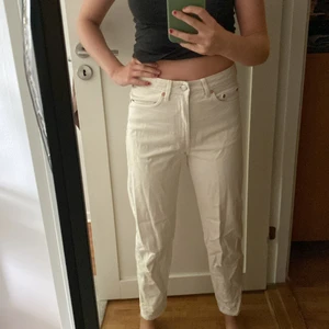 Highwaisted jeans weekday - Säljer dessa coola beiga highwaisted jeans från weekday eftersom att de inte kommer till användning. Dessa jeans är i mycket bra skick!Sitter jättebra på mig som är 168 cm. Köparen står för frakt :)
