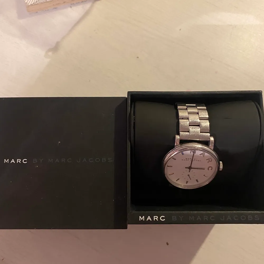 Säljer denna silvriga klocka ifrån Marc Jacobs. Batteri behöver bytas. Kommer i ursprunglig ask. Du som köpare står för frakt😊. Accessoarer.