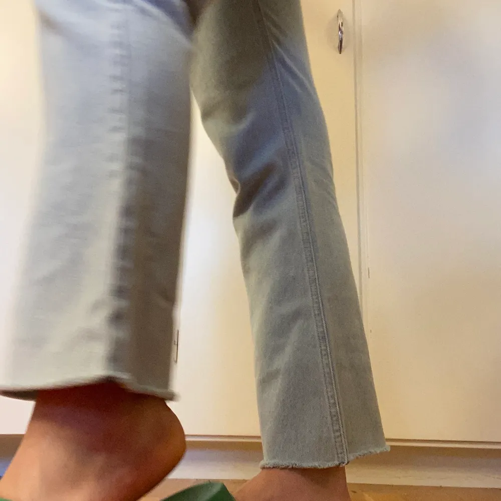 ”Kick flare jeans” från nakd Står 40 men skulle säga att den passar på en 34/36a Mer bootcut än flare som på bilden 💖💖. Jeans & Byxor.