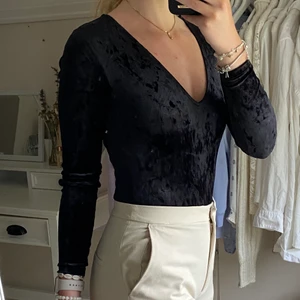 Svart bodysuit - En perfekt fest-topp i svart velour/sammet. Skick: Aldrig använd Märke: H&M, divided Storlek: S