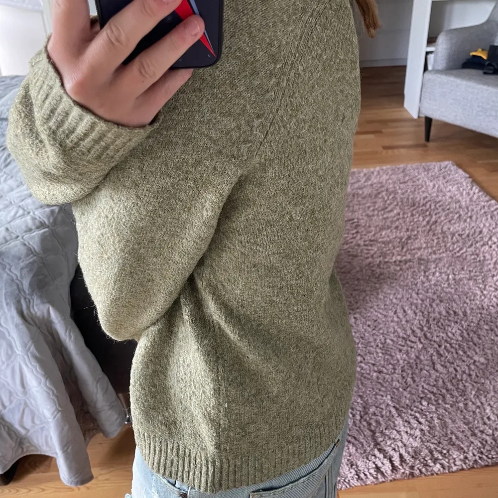 Grön/mossgrön stickad tröja från Vero Moda, bra skick, något nopprig men inget som syns direkt. ❤️❤️ Storlek xs Nypris 229 kr! Kan skickas både spårbart och med frimärken!!💖💖. Tröjor & Koftor.