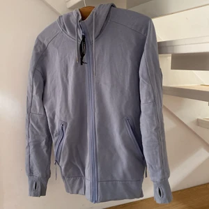 CP company hoodie, storlek S - Tänkte sälja min CP company hoodie som tyvärr var för liten för mig.  Hoodien är i storlek S  Skicket på tröjan är 8/10 Priset går att diskuteras vid en smidig affär