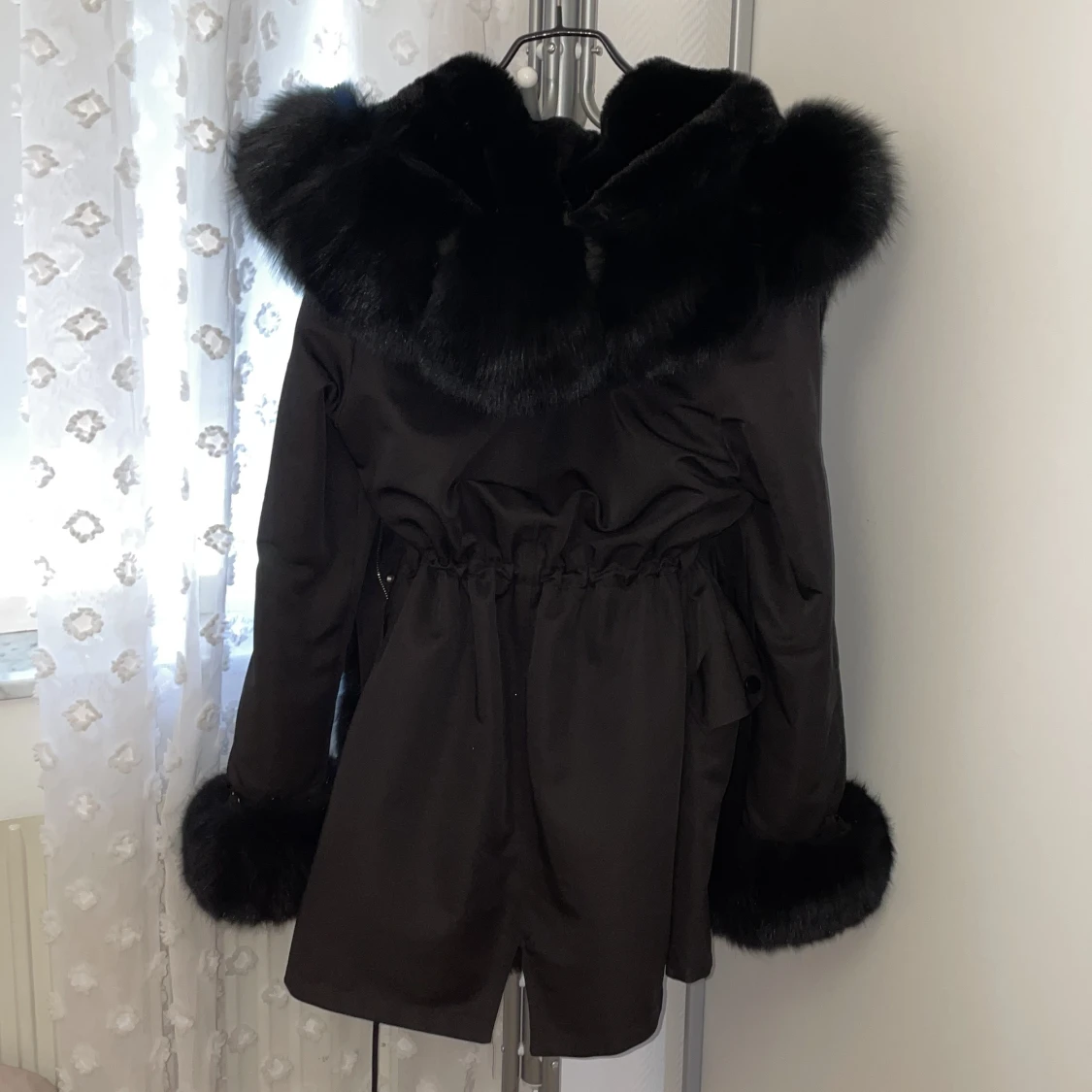 Svart pälsjacka, tvättbjörn krage hooded real fox flur - 91