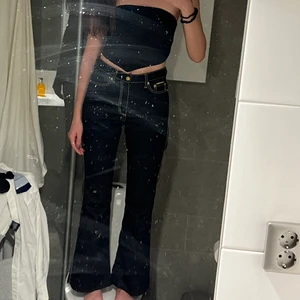 EYTYS OREGON CALI JEANS - Intressekoll på dessa extremt snygga byxor från eytys som är helt slutsålda. Dom är aningen för korta för mig som är 175cm, tagit upp fållen längst nere som dom fransar sig på ett snyggt sätt, strl 27 men jag skulle säga mer 25,26. BUDA! 