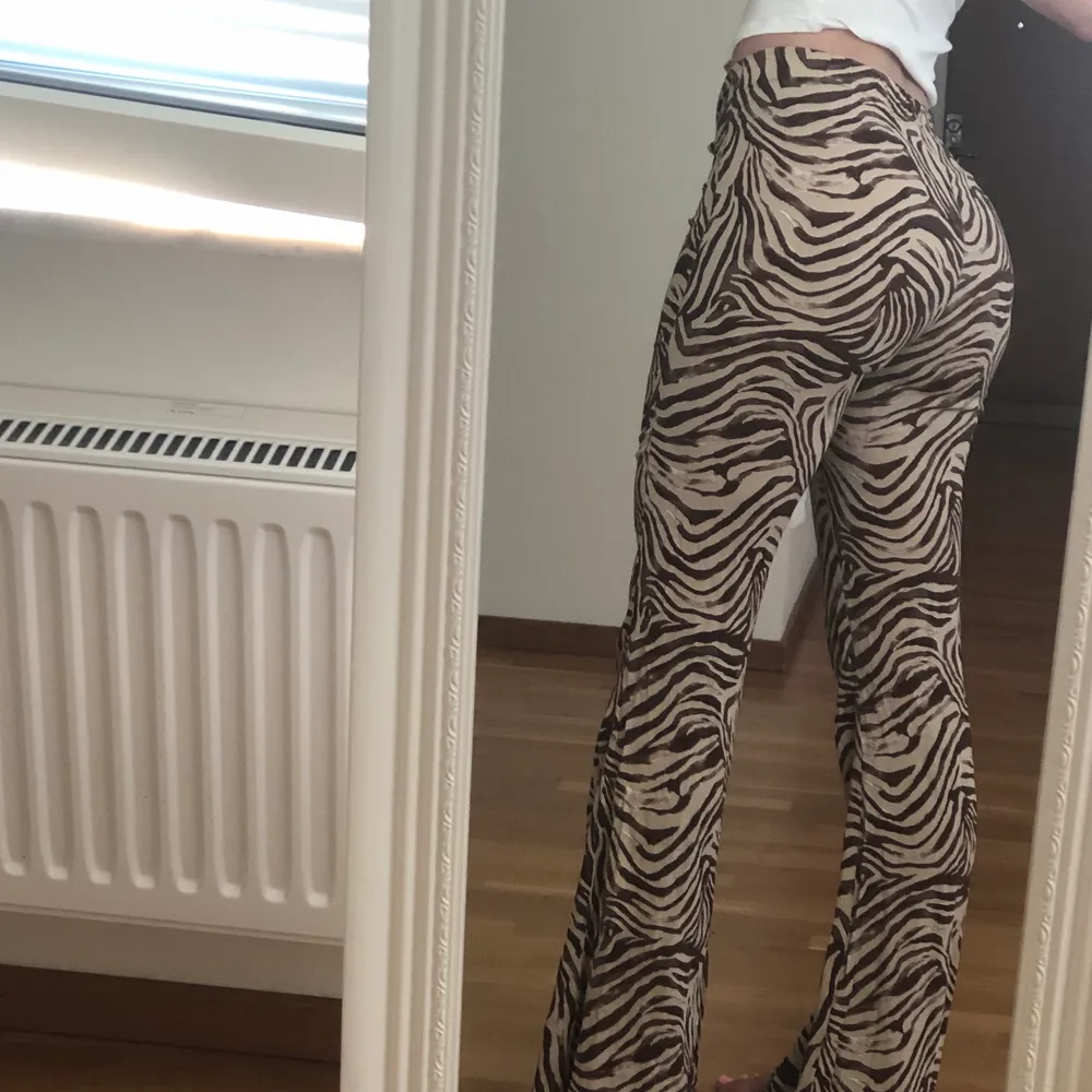 Snygga zebra byxor som passar perfekt inför hösten!!. Jeans & Byxor.