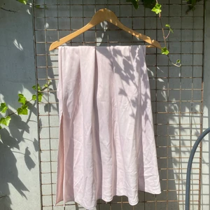 Långkjol i ljusrosa med slits - En långkjol med slits från bikbok i fint skick. Kjolen är i storlek S och jag skulle säga att den är true to size. Obs frakten är inräknad i priset