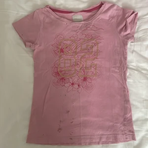 Rosa sliten tisha - Gammal t shirt frön min kompis med fläckar o hål som inte gör bort men annars jätte fin