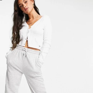 Vit stickad kofta  - Superfin vit kofta i jätteskönt material, har väldigt långa armar också så är super mysig. Passar till verkligen allting. Sparsamt använd, nypris låg på cirka 600kr. Slutsåld 