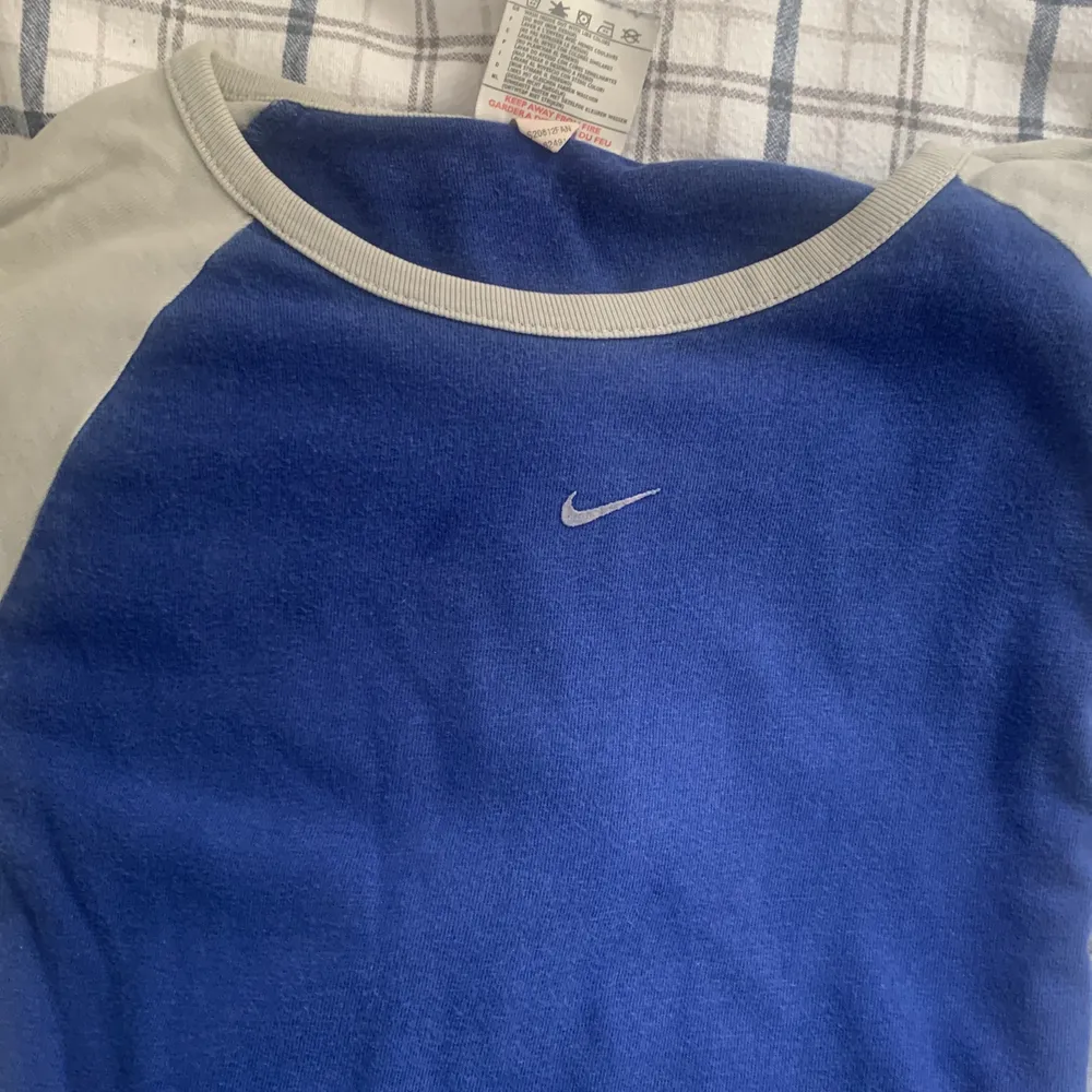 Säljer denna ascoola vintage Nike  tröjan, jättefina färger i storlek M och sitter overzize på mig som har S❣️❣️ du får välja spårbar frakt eller inte. T-shirts.