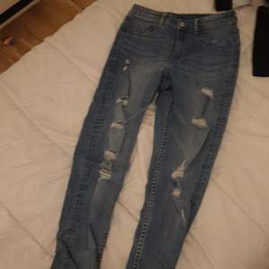 Ett par skinny jeans endast provad