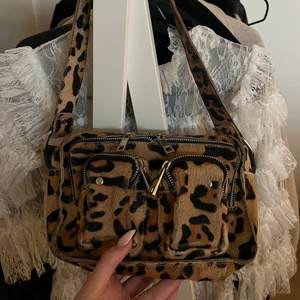Nunoo väska  - Säljer min coola nunoo väska i leopard. Inte använd på ett bra tag och du får den självklart så fräsch som möjligt. Enkel att liva upp en svart tråkig outfit🤷🏽‍♀️  Nypris 1599, pm för mer bilder å frågor! 