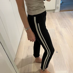 Mother jeans - Coola och supersköna Jeans/byxor från Mother i storlek 25 med coola ränder på sidan av byxorna🖤 Nypris är 3500, säljer för 1200 kr🤍