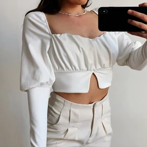 Söt topp från Asos - Sååå fin milkmaid-topp från Asos med puffärmar. Aldrig använd egentligen utan bara provad 😛 Storlek 36 🤍