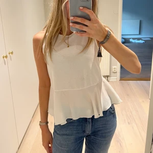 Mango topp - Jättesöt topp med volang i siden material från Mango i storlek XS🤍