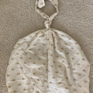 Zara topp - Jättefin topp från zara endast testad fåtal gånger 💕💕 sista bilden visar hur den sitter på lite suddigt dock💗  