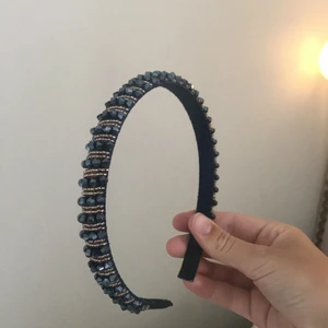 Kristall diadem 👸  - Helt oandvänt kristalldiadem super bra skick och fick det nyligen men men haade redan ett sen innan så säljer ett av dem. SUPER SNYGGT👍😍
