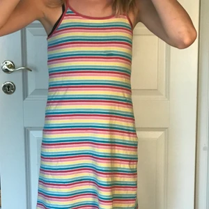Randig klänning  - En superfin randig klänning med färgerna, gul, två nyanser av rosa och två nyanser av blå. Denna löpning har lite fläckar som tyvär inte går bort. Den är lite förstor för mig i midjan men det gör inte så mycket. Kontakta mig för fler bilder🫶🏻