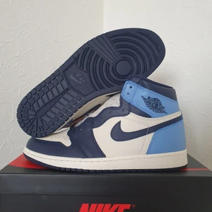 Nike Air Jordan 1 "Obsidians" - Säljer Nike Air Jordan 1 "Obsidians"  Storlek: US 10,5 | EU 44,5 | 👟  Skick: 10/10 DS  Pris: 5299kr  Kvitto finns!
