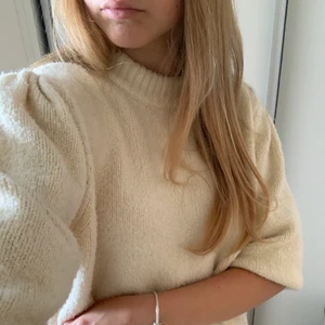 Stickad vit tröja - Jättesöt stickad tröja i tjockt fint material. På första bilden har jag vikt in ärmarna så att den blir som en stickad tshirt, och på andra har jag ärmarna ute. Älskar den här tröjan, så endast intressekoll. Skriv om du har frågor, fler bilder, eller bud💗